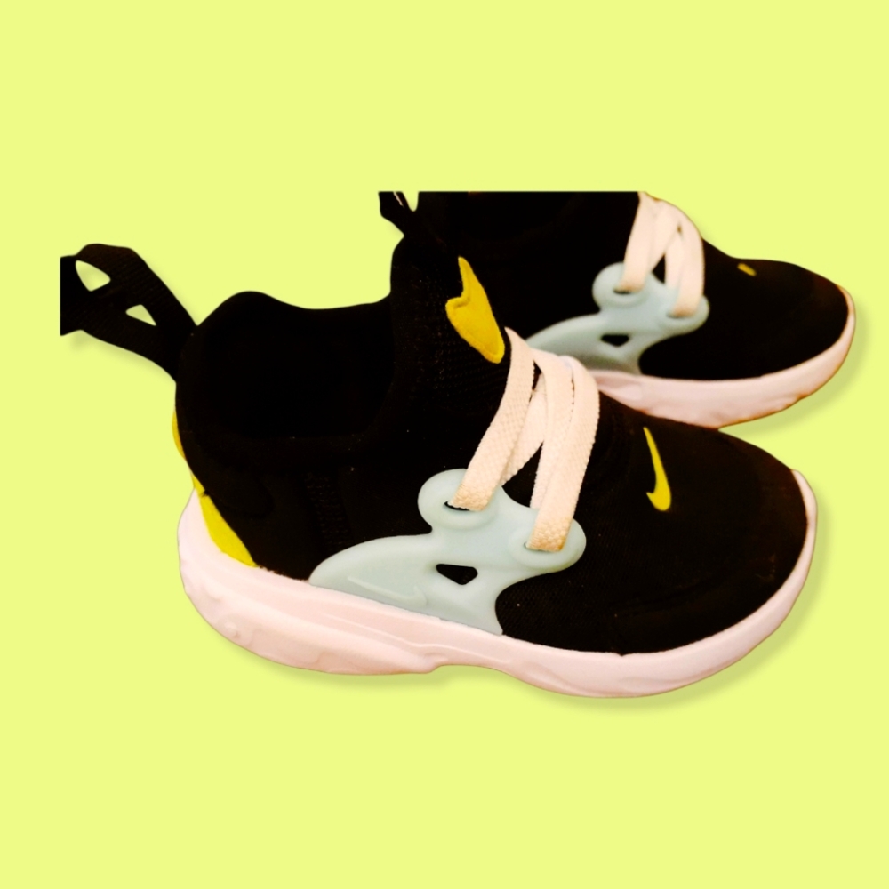 Toddler Nike Sneakers sz 5